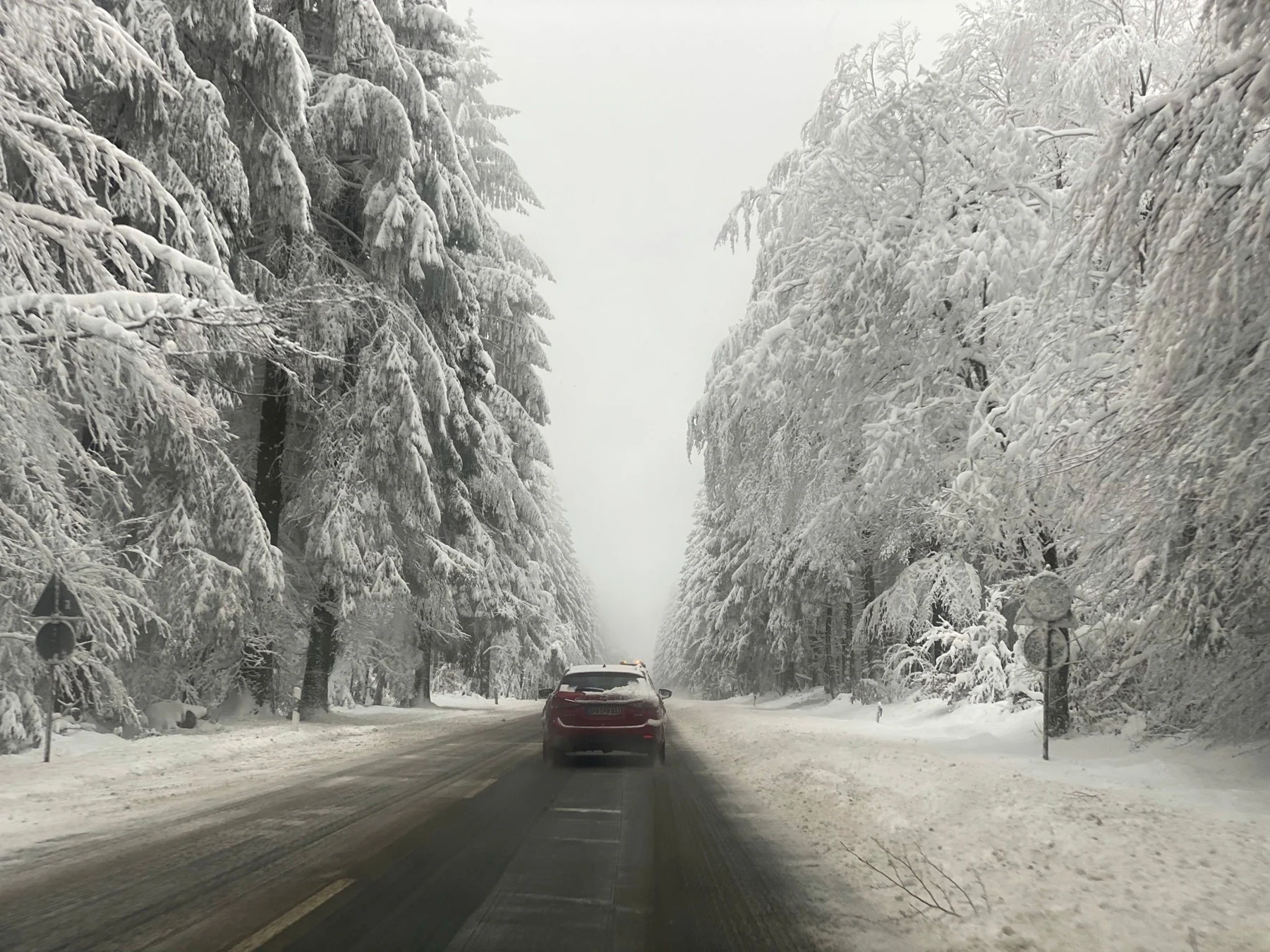 Winterliche Straßenlage in der Region
